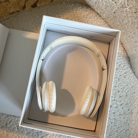 Beats By Dre Solo HD Headphones - Picture 5 of 12